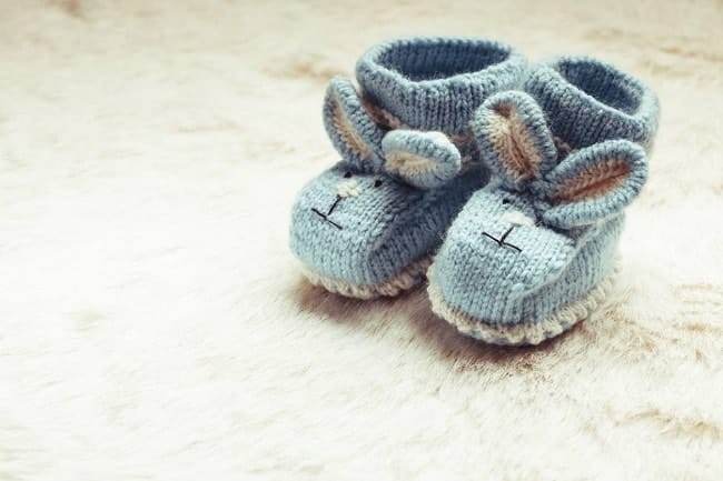Chaussons bébé : comment garder ses petits pieds au chaud cet hiver