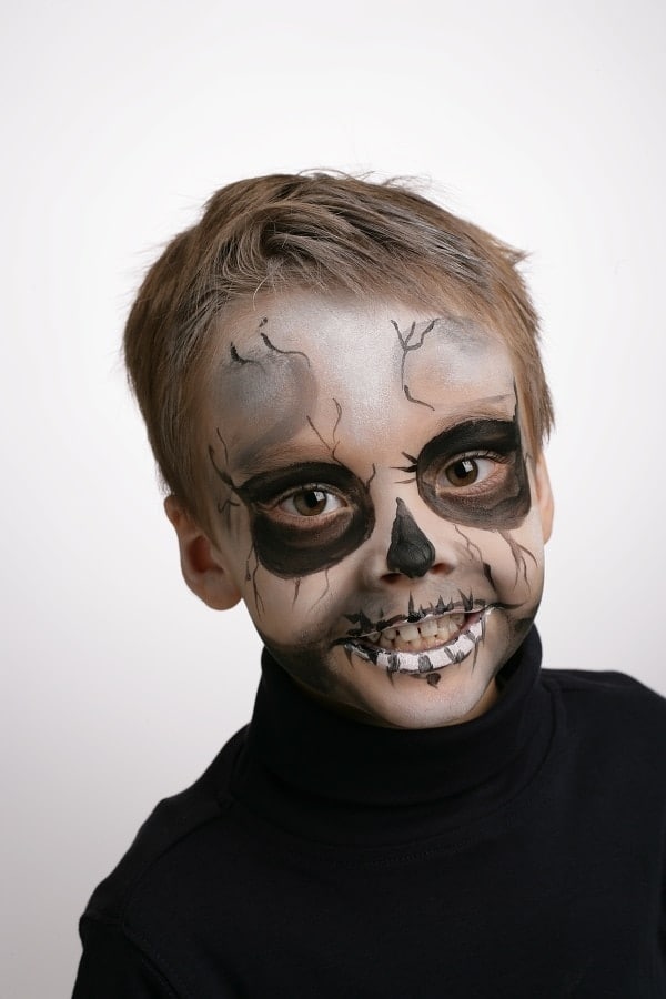 Maquillage squelette enfant pour Halloween : tuto - MaFamilleZen
