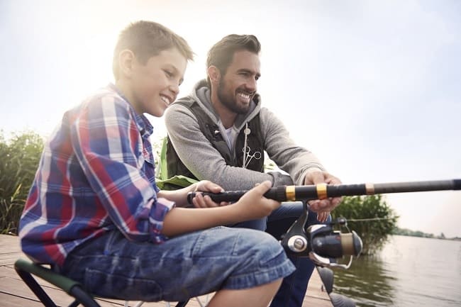 Enfants et pratique de la pêche : comment leur apprendre à pêcher