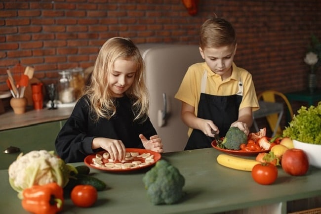 8 idées de cadeaux pour cuisiner avec les enfants - Cel, à table !