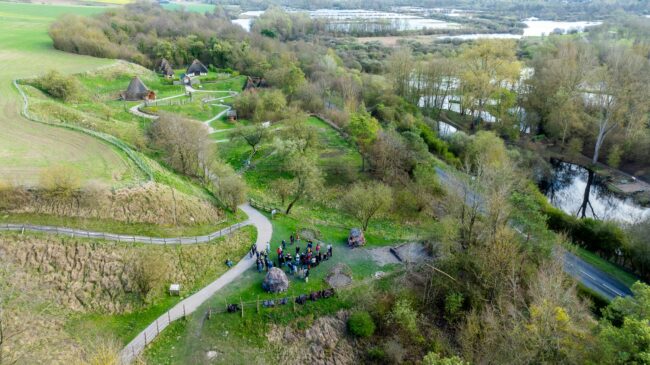 où voir reconstitution habitat préhistorique