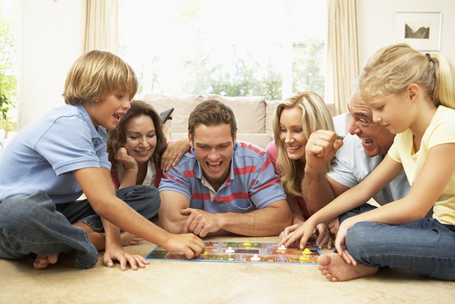 5 bonnes raisons de jouer aux jeux de société en famille