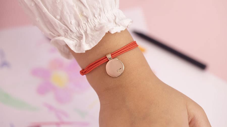 bracelet cordon fille avec breloque personnalisée